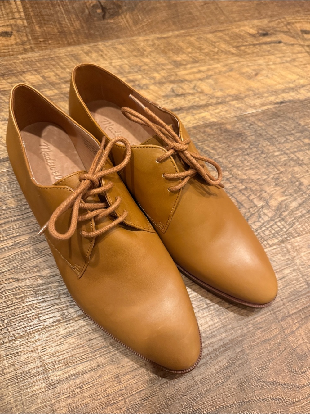 Women’s Lace-Up Oxford Shoes in Tan